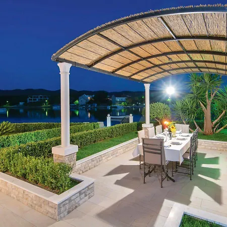 Holiday Home Loviste