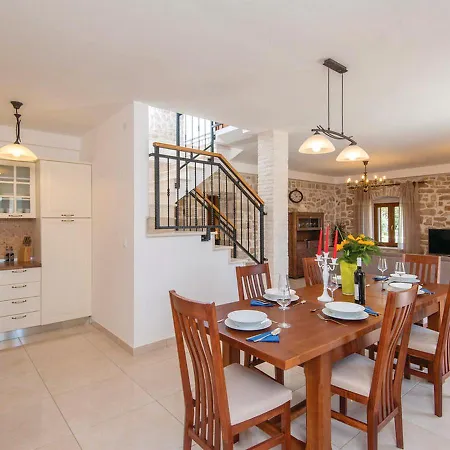 Holiday Home Loviste Σπίτι διακοπών