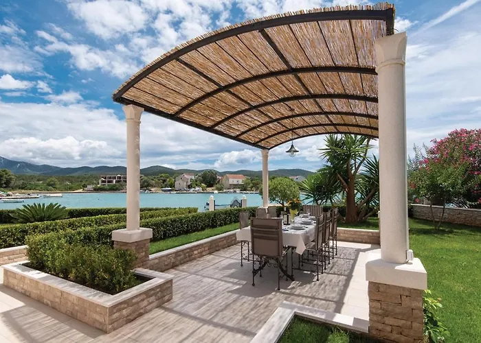 بيت للعطل Holiday Home Loviste Lovište