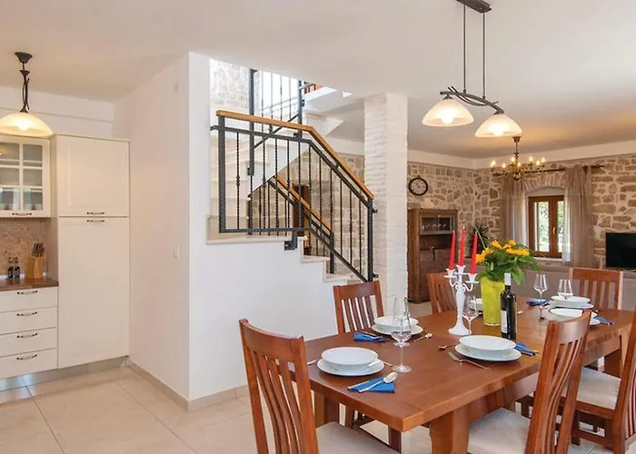 Holiday Home Loviste بيت للعطل