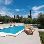Holiday Home Loviste Ловиште