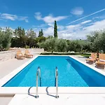 Holiday Home Loviste *