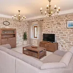 Holiday Home Loviste Ловиште
