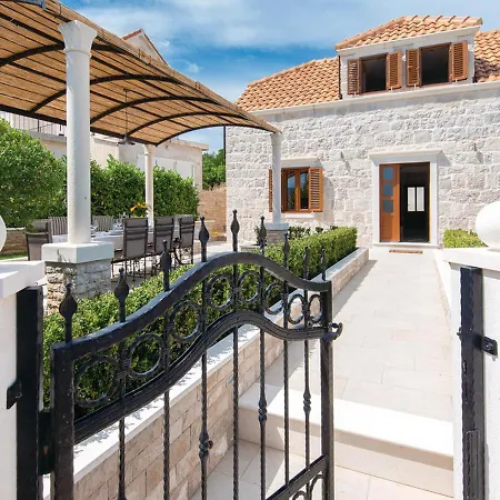 Holiday Home Loviste Hébergement de vacances Lovište