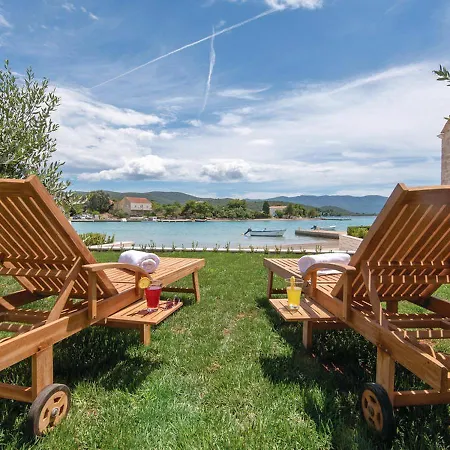 Holiday Home Loviste *