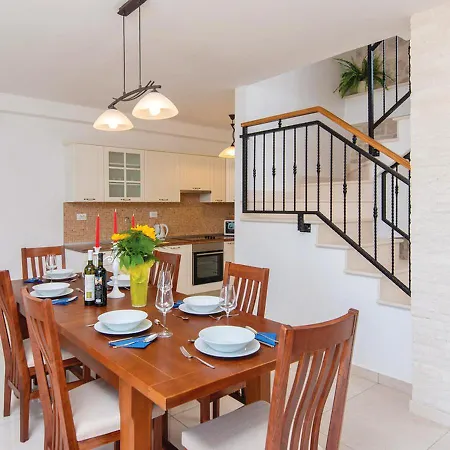 Holiday Home Loviste 펜션 로비스테