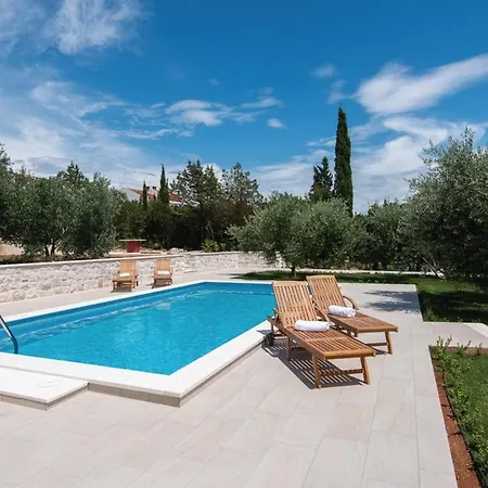 Holiday Home Loviste 로비스테