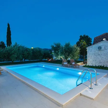 펜션 Holiday Home Loviste *