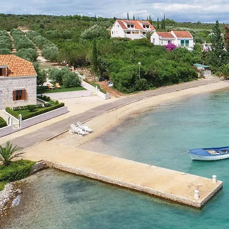 Holiday Home Loviste 펜션 로비스테