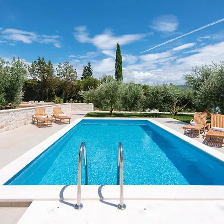 Holiday Home Loviste *