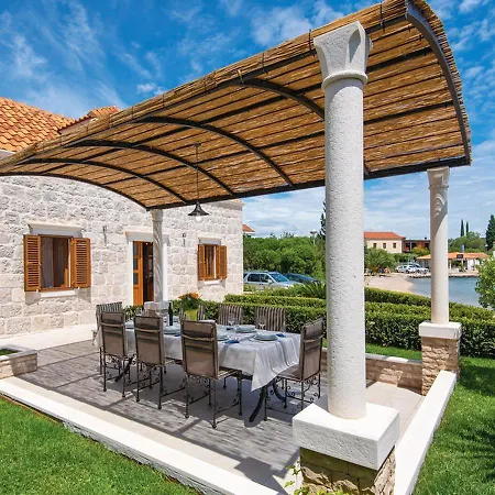 펜션 Holiday Home Loviste *