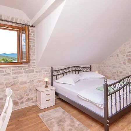 Holiday Home Loviste * Loviste