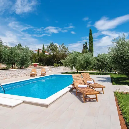 펜션 Holiday Home Loviste *