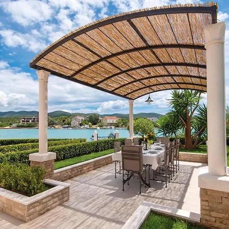 Holiday Home Loviste *