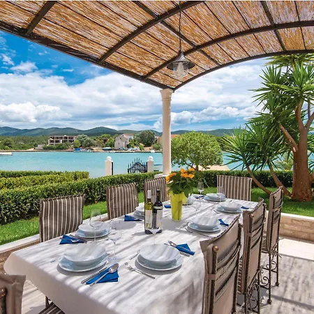 Holiday Home Loviste 로비스테