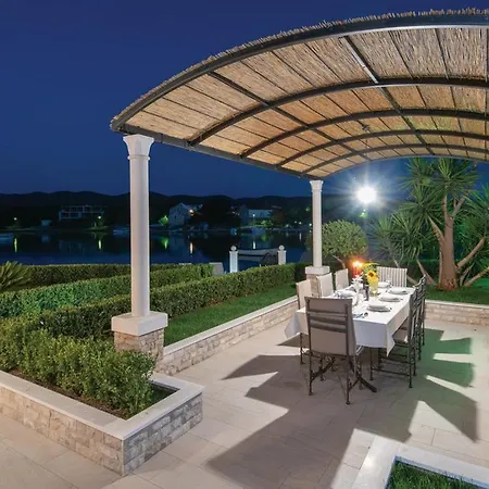 Holiday Home Loviste Loviste