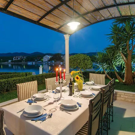 Holiday Home Loviste Сasa de vacaciones *