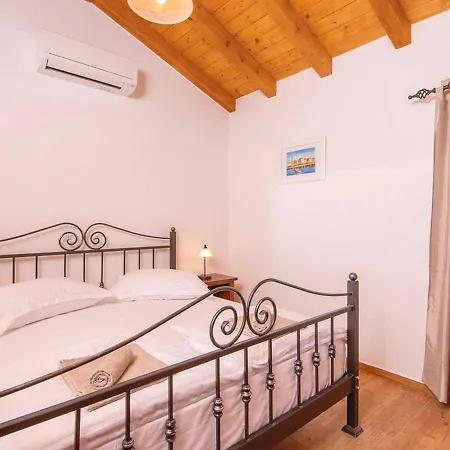 Holiday Home Loviste *