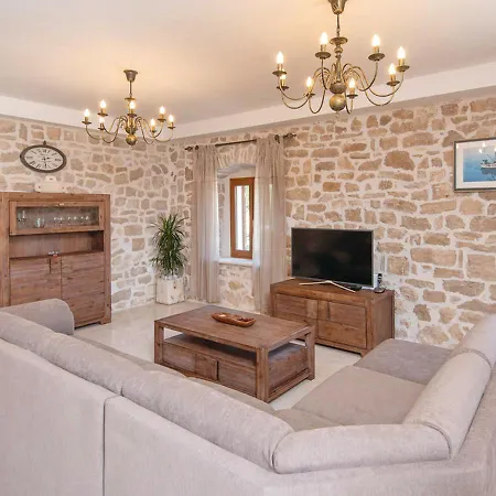 Holiday Home Loviste Loviste