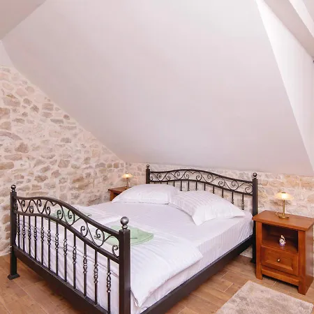 Holiday Home Loviste * 로비스테