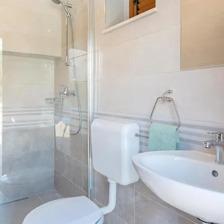 Holiday Home Loviste 로비스테