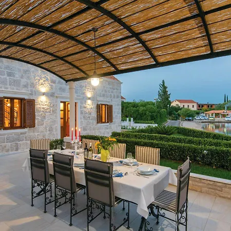 Holiday Home Loviste 펜션 로비스테