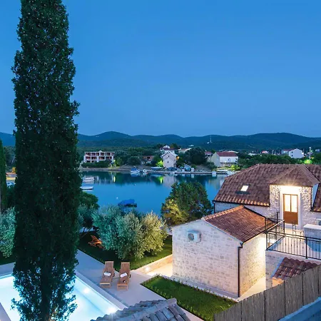 Holiday Home Loviste *