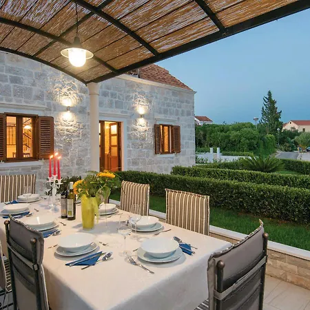 Сasa de vacaciones Holiday Home Loviste *