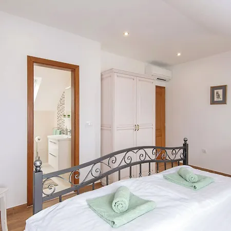 Holiday Home Loviste *
