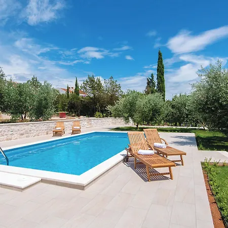 Holiday Home Loviste *