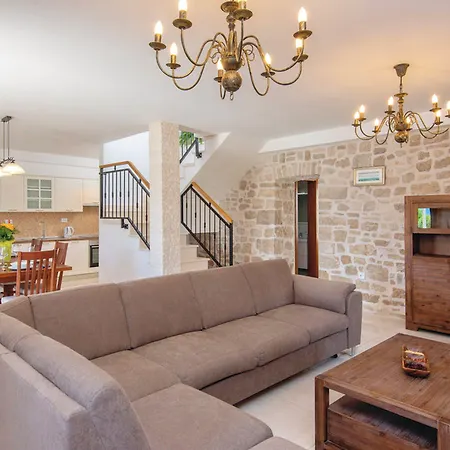 Holiday Home Loviste *