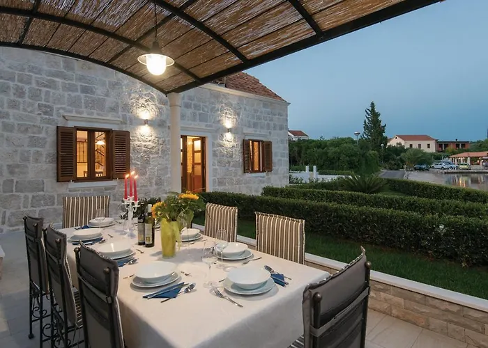 Holiday Home Loviste Hébergement de vacances *