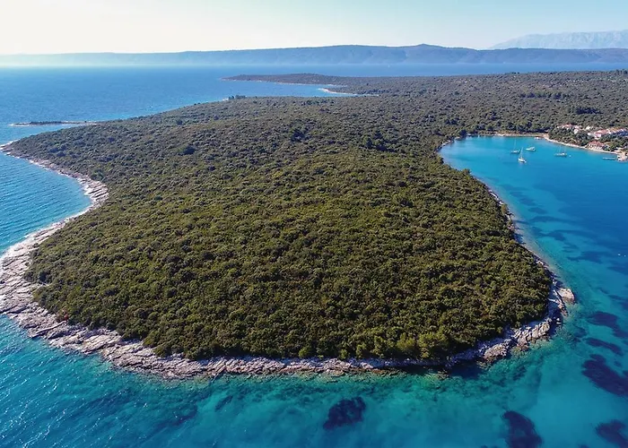 Holiday Home Loviste بيت للعطل