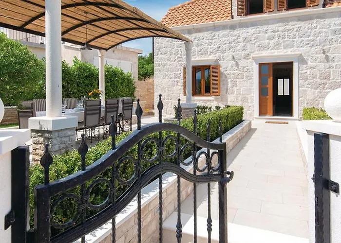 Holiday Home Loviste بيت للعطل Lovište