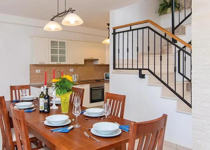 Holiday Home Loviste بيت للعطل Lovište