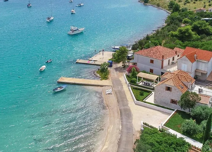 Holiday Home Loviste بيت للعطل *