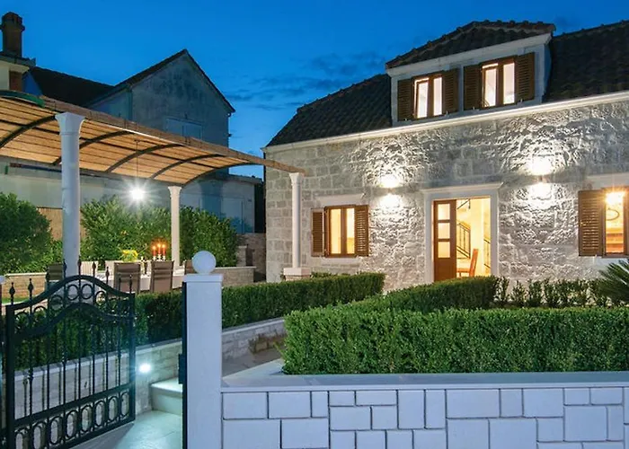 بيت للعطل Holiday Home Loviste Lovište