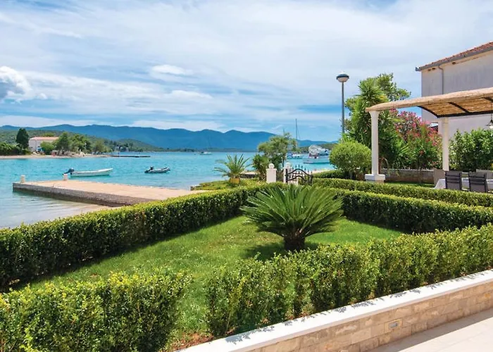 Holiday Home Loviste بيت للعطل