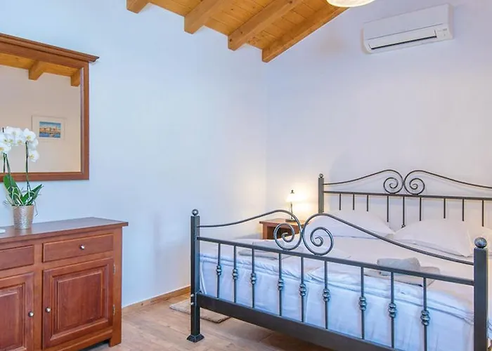 Holiday Home Loviste بيت للعطل