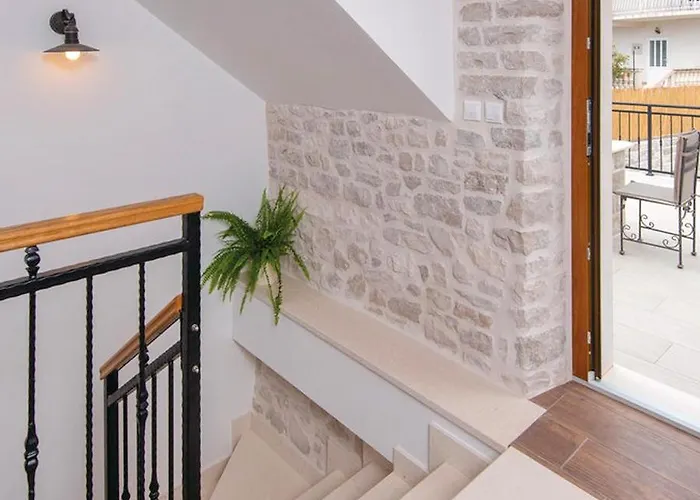 Holiday Home Loviste Hébergement de vacances *