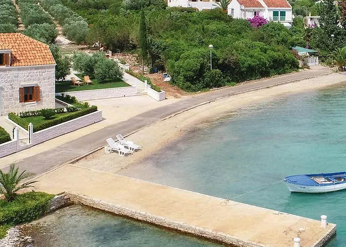 Holiday Home Loviste بيت للعطل Lovište