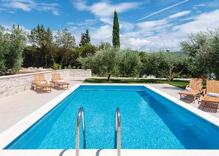 Holiday Home Loviste *