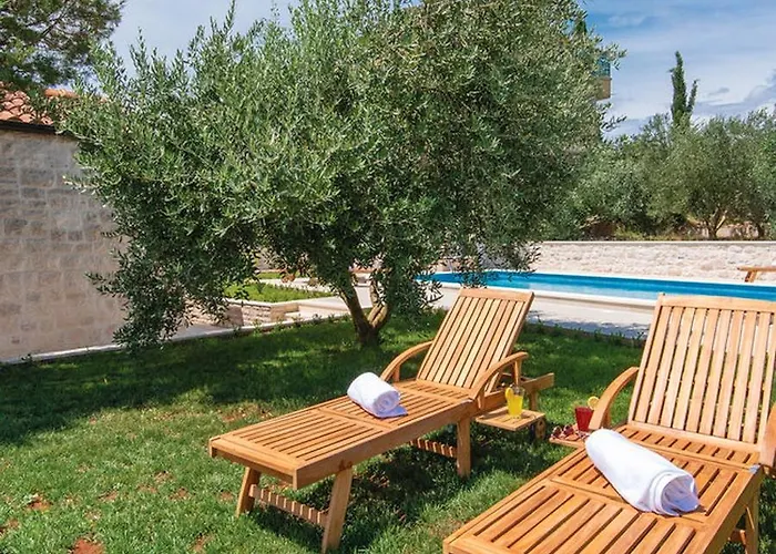 Holiday Home Loviste بيت للعطل *