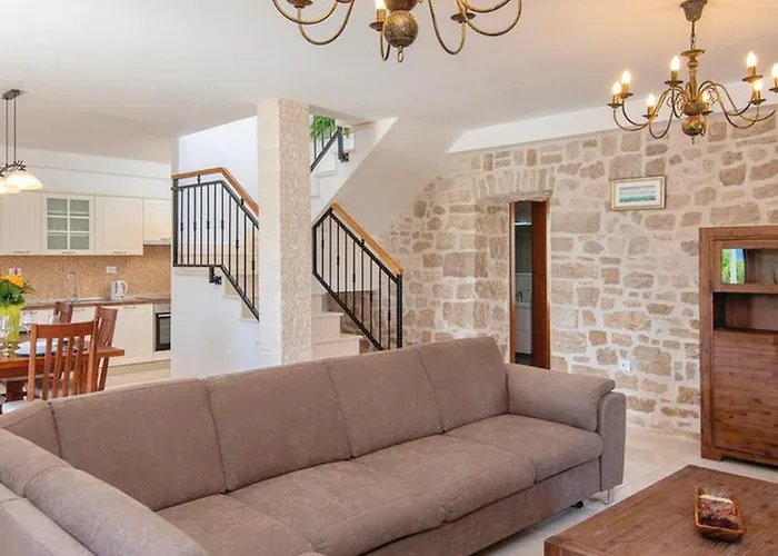 Holiday Home Loviste Hébergement de vacances