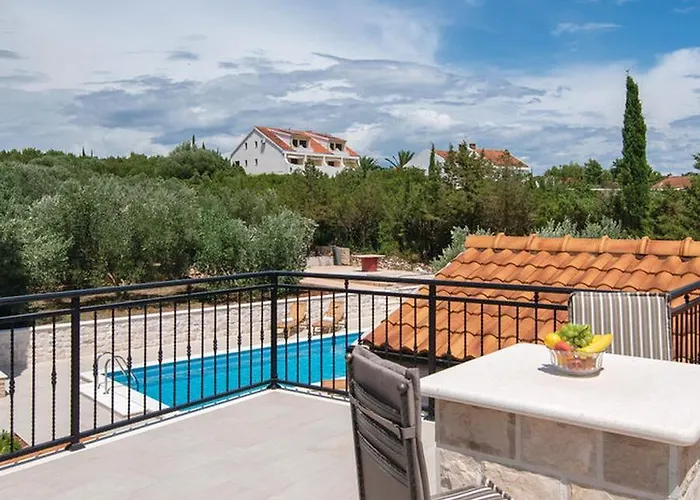 بيت للعطل Holiday Home Loviste Lovište