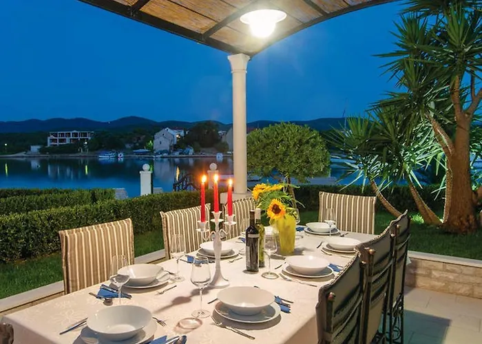 Holiday Home Loviste بيت للعطل *