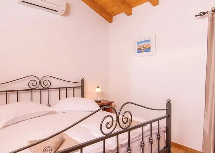 Holiday Home Loviste *