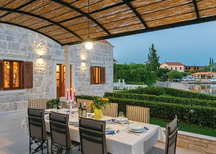 Holiday Home Loviste بيت للعطل Lovište