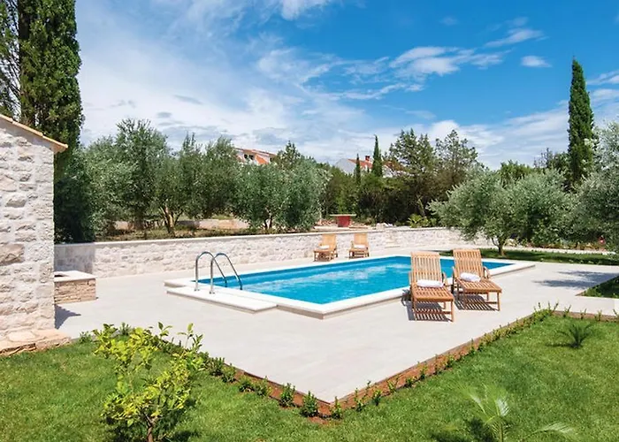 بيت للعطل Holiday Home Loviste Lovište